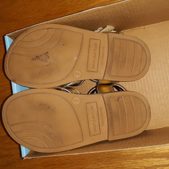 🌞 Wonder Kids Gold Sandals Size 7 - Picture 5 of 7